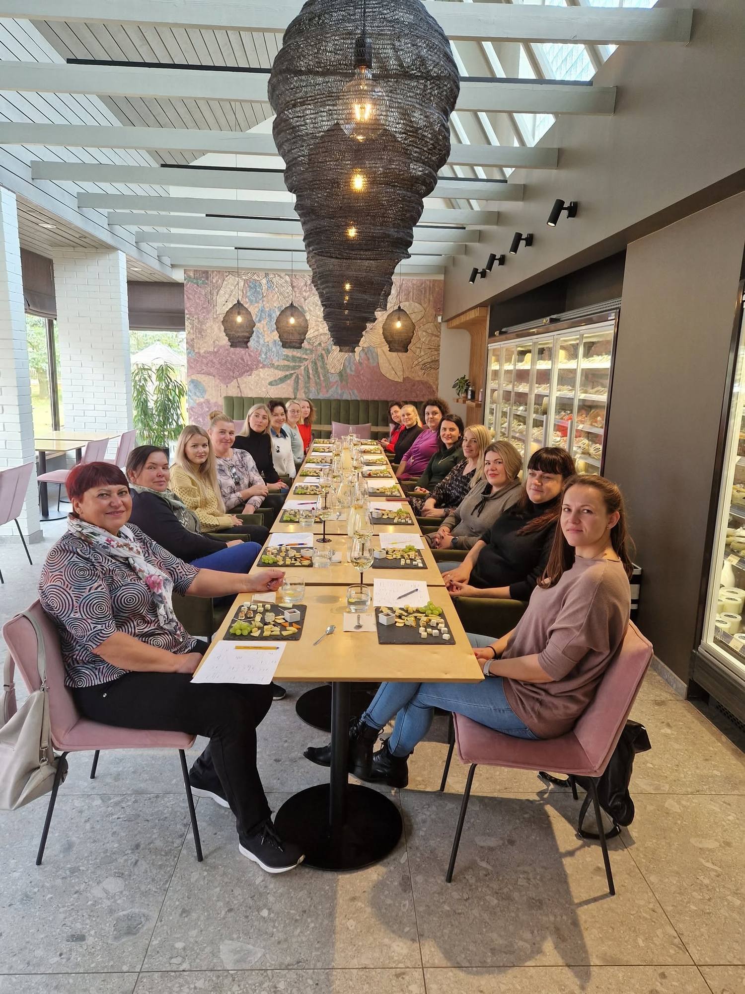 Moterų grupė degustacijos metu pildo vertinimo lapus