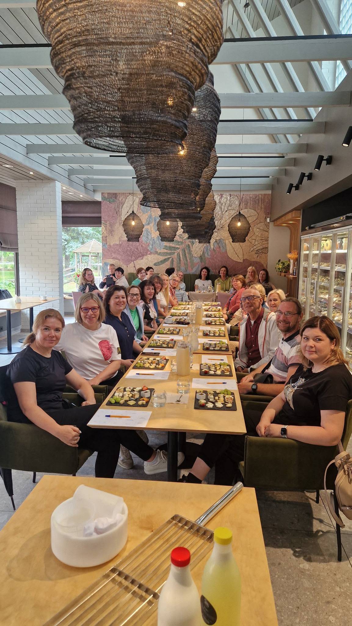 Grupė degustacijos metu su gaiviaisiais gėrimais