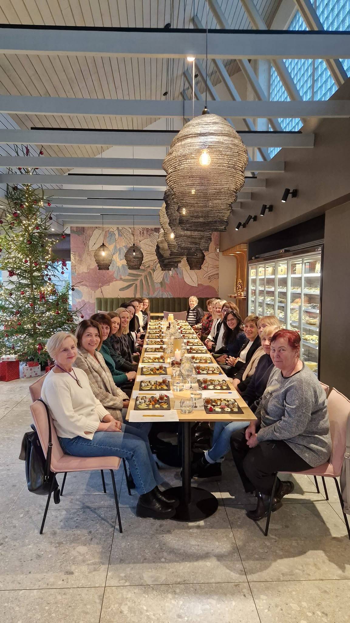 Grupė prie eglutės žiemos degustacijoje