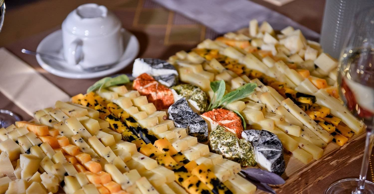 Įvairių sūrių degustacinė lenta su vynuogėmis